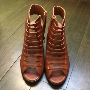 Adorable block heel fun strappy sandals peep toe